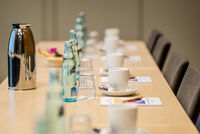 csm_2024-029-Raststaettenhotel_Kassel_Ost_MICE-Details_gedeckter_Tagungstisch1_5447ed78f6