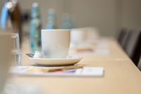 csm_2024-032-Raststaettenhotel_Kassel_Ost_MICE-Details_gedeckter_Tagungstisch3_109de5b758