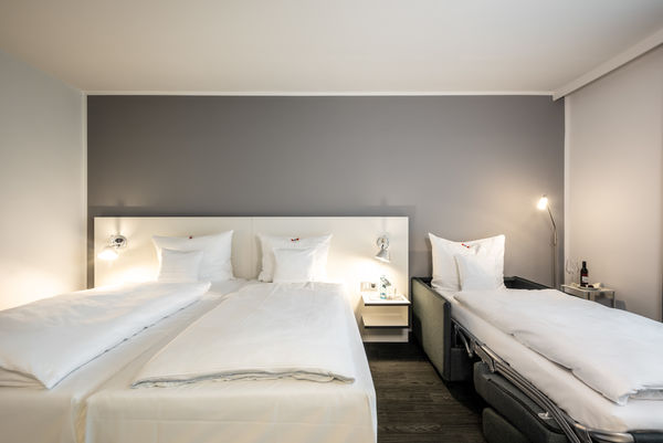 csm_2024-109-Raststaettenhotel_Kassel_Ost-Dreibett-Zimmer_da20ba04ab