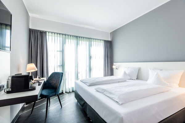 csm_Raststaettenhotel_Dresdner_Tor_Sued_Superior_Doppelzimmer_mit_Kingsize_Bett_98326fb14f